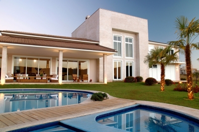 Casa grande com piscina